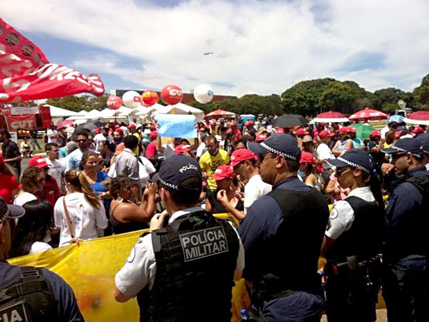 Policiais militares fazem segurança próximo ao Palácio do Buriti durante protesto de servidores da educação (Foto: Paulo Melo/G1)