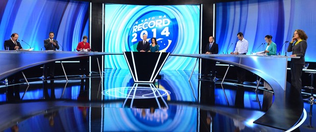 Os candidatos no estúdio durante o quarto debate entre presidenciáveis da campanha eleitoral (Foto: Antonio Chahestian/Divulgação/Record)