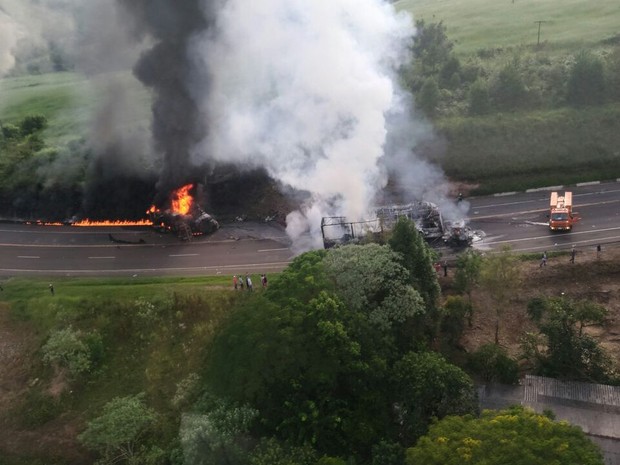 Caminhão carregado de combustível pegou fogo após acidente na BR-376, no Paraná (Foto: Divulgação/Equipe Operações Aéreas do Samu Londrina)