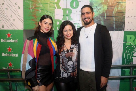 Thaila Ayala e Renato Góes com Vanessa Brandão, diretora de Marcas Premium do Grupo Heineken no Brasil