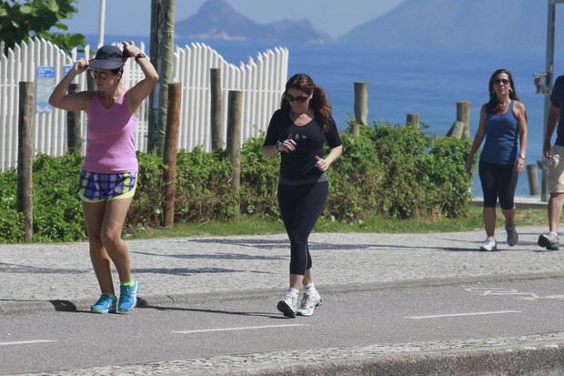 Giovanna Antonelli caminhando na orla da Barra da Tijuca  (Foto: Dilson Silva  / Agnews)