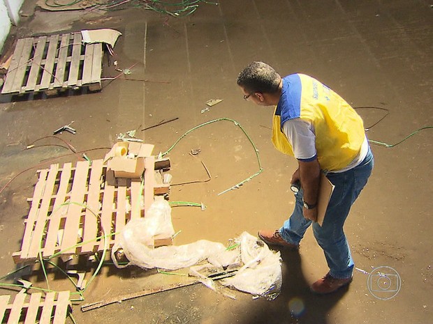 Agente de endemias encontra focos do mosquito Aedes aegypti em galpão fechado há mais de um ano no Recife (Foto: Reprodução / TV Globo)