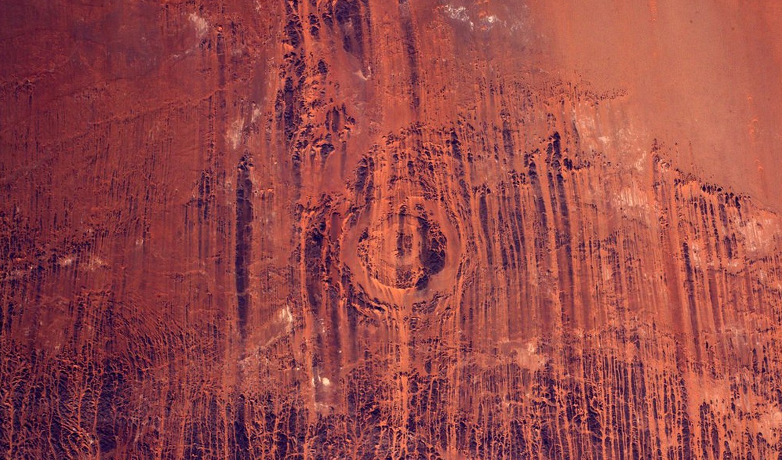 Erosão do vento no deserto do Saara vista de cima (Foto: Thomas Pesquet/Twitter/@Thom_astro)