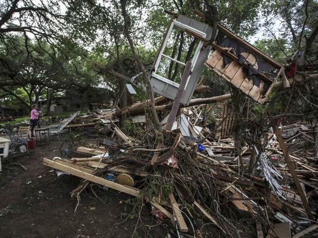 Casas ficam destruídas após inundação do rio Blanco, em San Antonio, no estado do Texas (Foto: REUTERS/Tamir Kalifa)