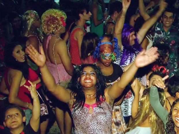 Homens se vestem de mulher no Bloco das Frenéticas. (Foto: Reprodução EPTV) Homens se vestem de mulher no Bloco das Frenéticas. (Foto: Reprodução EPTV)
