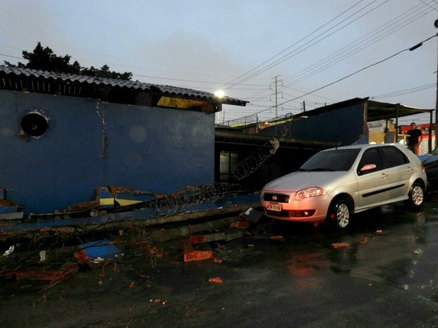 Carros que estavam na via foram atingidos por escombros (Foto: Indiara Bessa/G1 AM)
