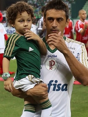 Estimulado pelo filho, Robinho supera lesão e volta para decidir no Palmeiras