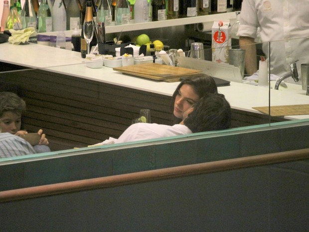 Isis Valverde e o namorado, André Resende, em restaurante na Zona Sul do Rio (Foto: Daniel Pinheiro/ Ag. News)