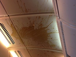 Teto sujo de café devido a turbulência em voo da Singapore Airlines (Foto: Reprodução/Instagram/alan_crossx)