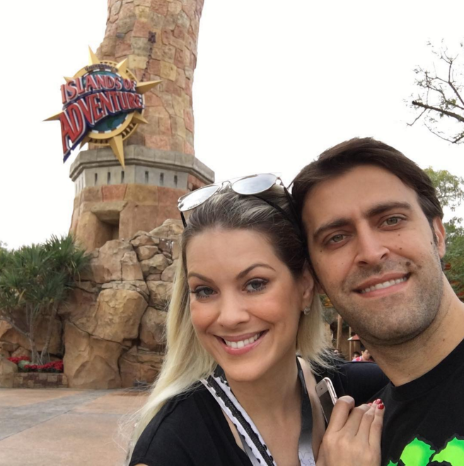 Vencedor da última etapa do ano, Átila curte férias com Renata Fan na Disney