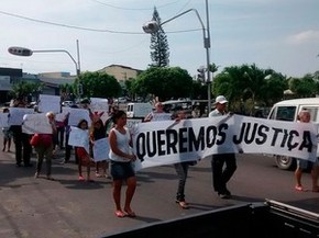 Familiares de jovem estuprada realizaram protesto nesta terça-feira (8) (Foto: Kátia Petersen/TV Santa Cruz)