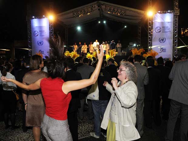 Participantes da Rio+20 dançam durante apresentação de banda na festa de abertura da conferência (Foto: Alexandre Durão/G1)