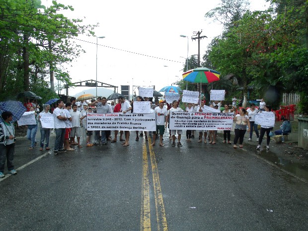 Moradores de Guarujá paralisam balsas em protesto contra demolição (Foto: Roberto Strauss / Arquivo Pessoal)