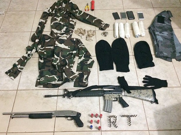 Cinco homens foram presos com armas, explosivos e até fardamento militar que seriam usados no crime (Foto: Assessoria/PM-MT) Cinco homens foram presos com armas, explosivos e até fardamento militar que seriam usados no crime (Foto: Assessoria/PM-MT)