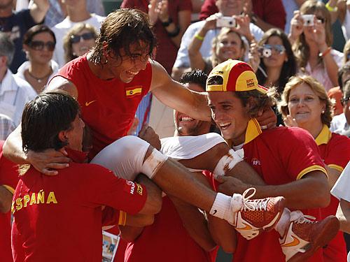 Em setembro, após eliminar os EUA nas semifinais da Davis, Nadal foi carregado pelos companheiros de equipe, na Espanha (entre eles, Feliciano Lopez, à direita) - Divulgação Copa Davis (Foto: Arquivo)