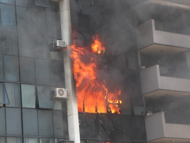 Incêndio atingiu condomínio da Barra da Tijuca (Foto: Gabriella Mansur/ VC no G1)