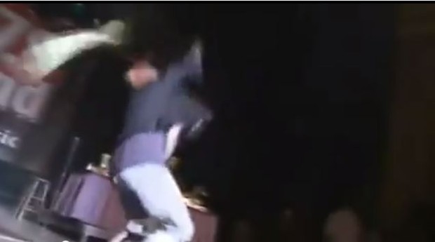 Justin  Bieber sendo atingido durante show em 2010 (Foto: Instagram / Reprodução)