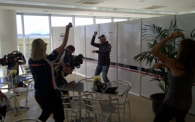 Pastor Maldonado arrisca passos do hit sul coreano Gangam Style (Foto: Reprodução)