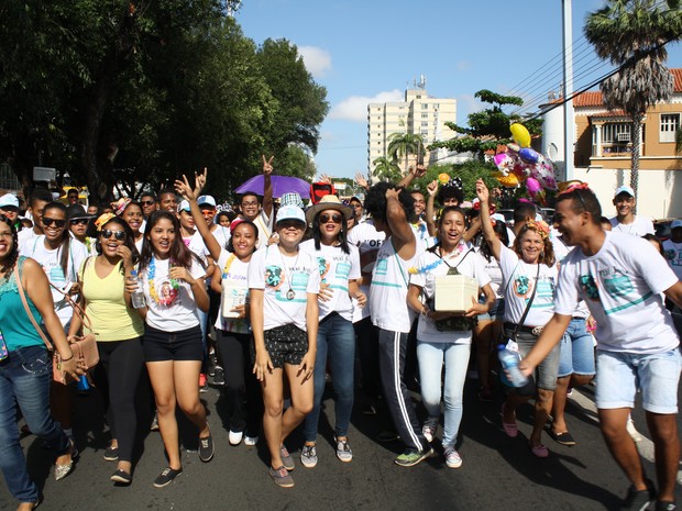 Grupo de jovens participa da Caminhada da Fraternidade (Foto: Beto Marques/G1)
