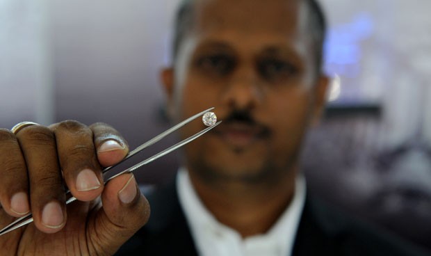 Suresh de Silva exibe diamante que tinha sido roubado por chinês. (Foto: Ishara S.Kodikara/AFP)