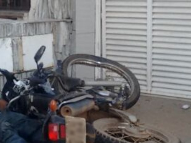 Motociclista foi arremessado em mureta que fica na calçada, em Goiânia, Goiás (Foto: Divulgação/ Polícia Civil)