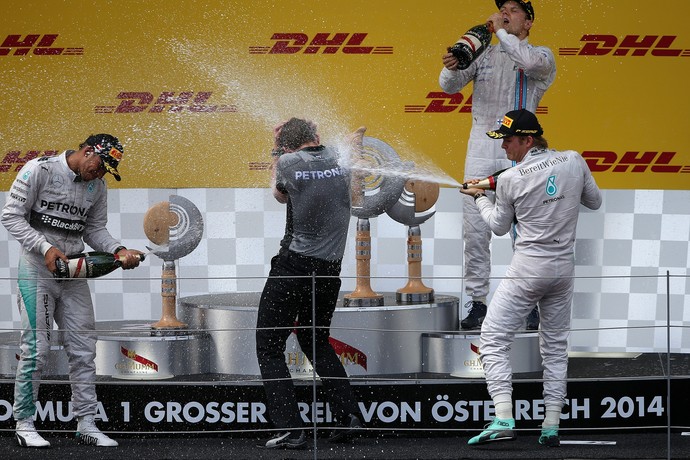 Festa no pódio de Nico Rosberg, Lewis Hamilton e Valtteri Bottas no pódio do GP da Áustria (Foto: Getty Images)