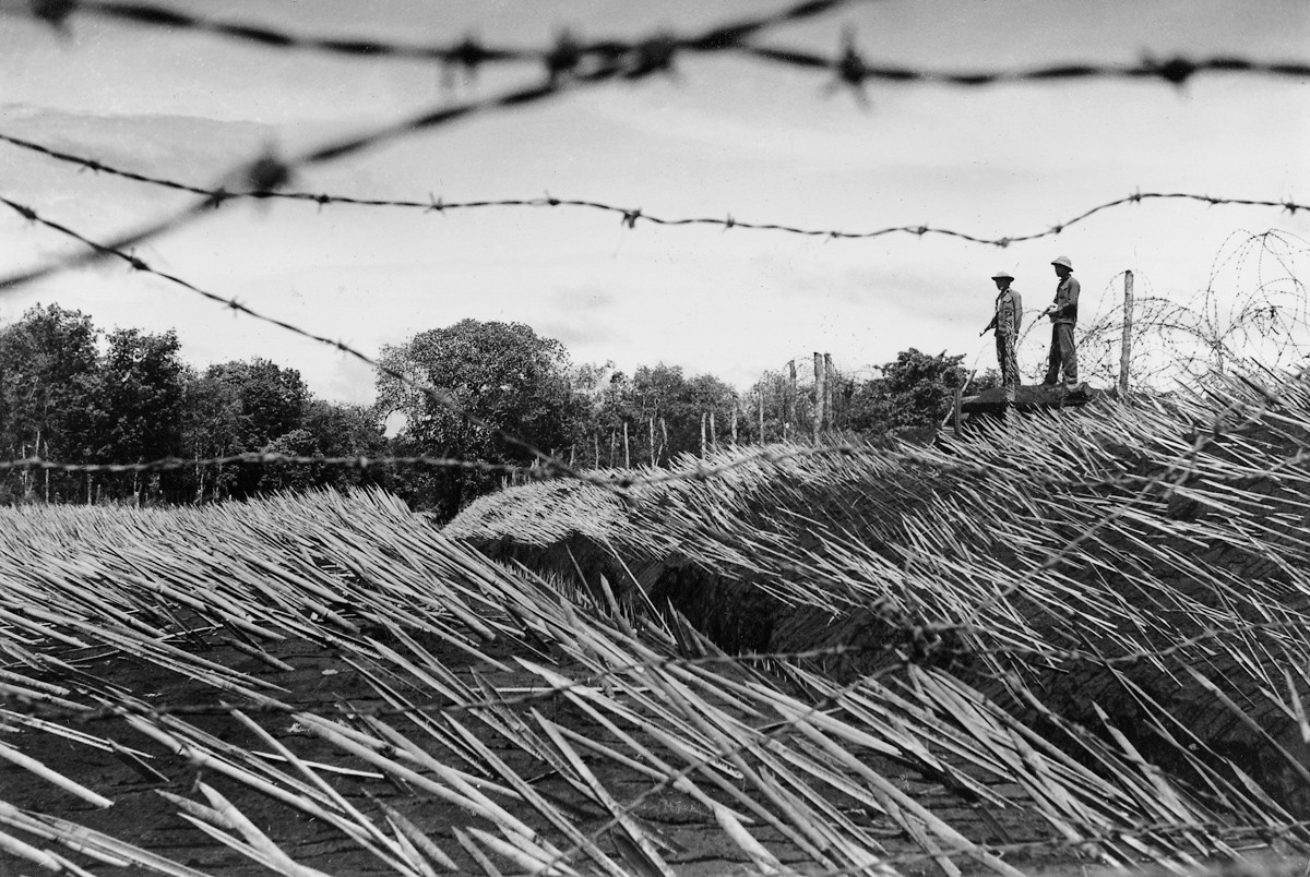 1972 - Guerrilheiros vigiam a fronteira entre o Vietnã e o Camboja, onde estacas de bambu envenenadas foram posicionadas para atrasar possíveis exércitos invasores (Foto: Divulgação)