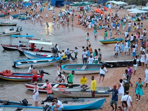 Devotos se preparam para entregar presentes à Rainha do Mar, na praia do Rio Vermelho, em Salvador (Foto: Max Haack/Ag. Haack)