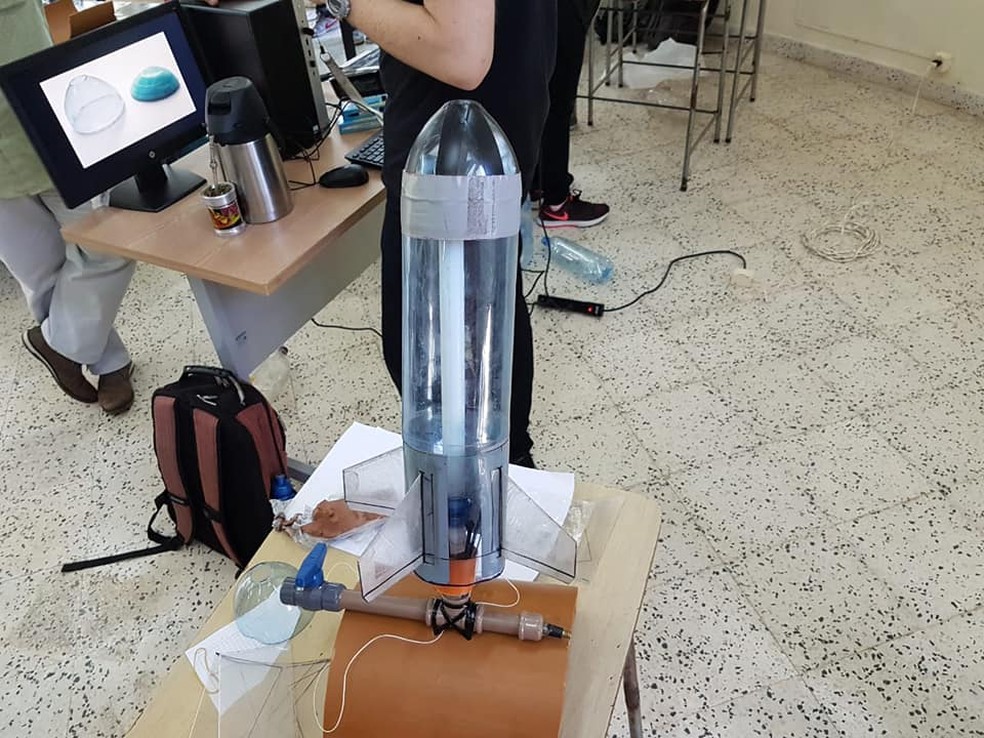 Em uma das atividades práticas, os estudantes têm que construir foguetes de garrafas PET — Foto: Julio Klafke/Divulgação