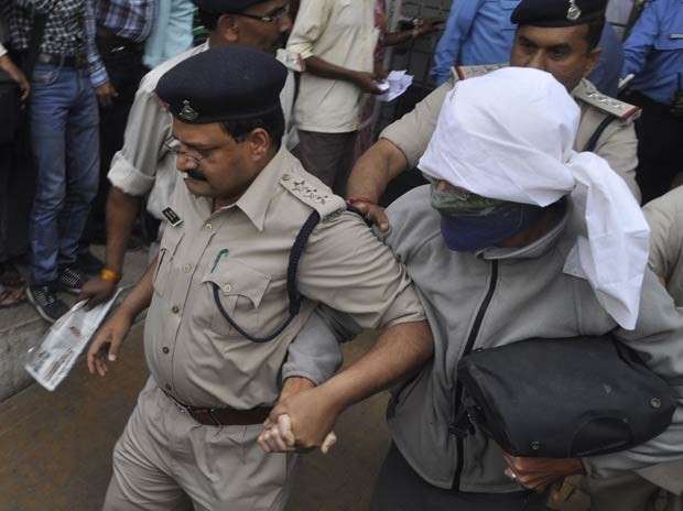 Turista suíça vítima de estupro é levada ao hospital em Gwalior nests sábado (16) (Foto: AFP)