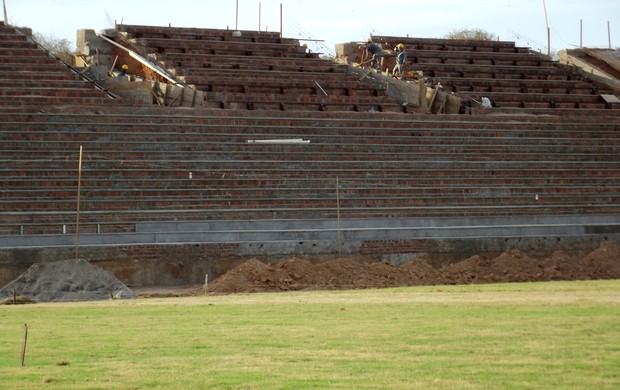 Previsão de conclusão das arquibancadas será até o final do mês de março (Foto: Augusto César Gomes/Globoesporte.com)