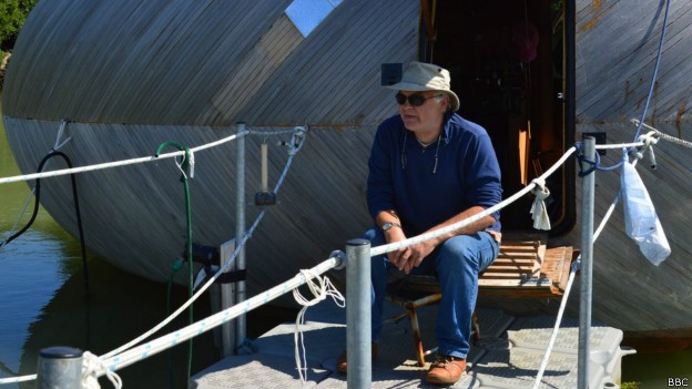 Stephen Turner passou um ano em seu barco analisando a natureza mutante do local (Foto: BBC)