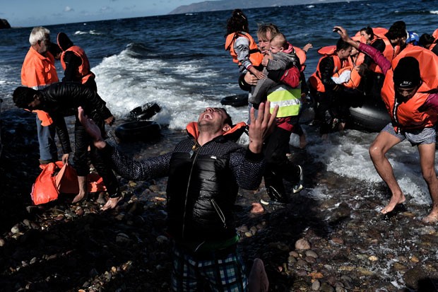 Grécia faz buscas por imigrantes na costa de Lesbos; crianças morrem