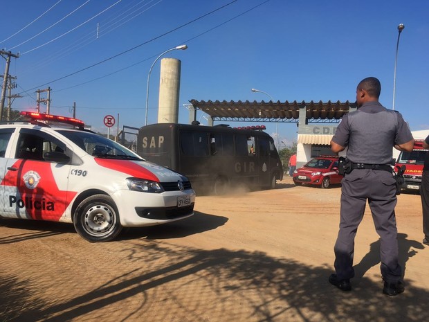 Grupo de Intervenção Rápida vai realocar os presos nas celas (Foto: Camilla Motta/G1)