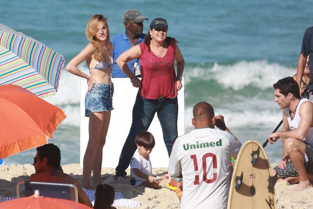 Isabelle Drummond grava na praia (Foto: AgNews/Dilson Silva)