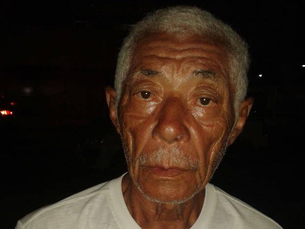 Serviço de Abordagem Social da Prefeitura está à procura da família deste senhor (Foto: Renato Vasconcelos/G1)