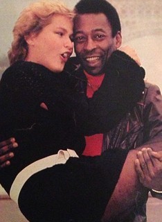 Luiza Brunet posta foto de Xuxa no colo de Pelé em Paris (Instagram/Reprodução) Luiza Brunet posta foto de Xuxa no colo de Pelé em Paris (Instagram/Reprodução)