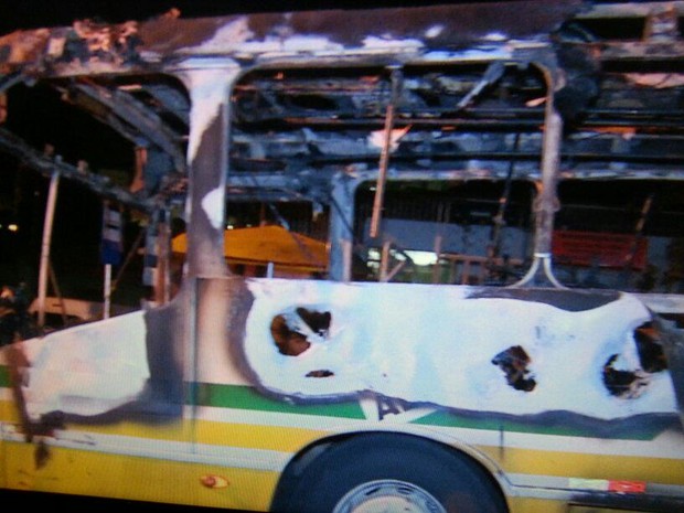 G1 Homens armados incendeiam ônibus na Zona Norte de Porto Alegre