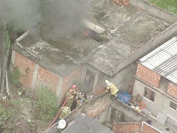 G1 Incêndio Assusta Moradores No Morro Da Serrinha No Rio Notícias Em Rio De Janeiro 1142