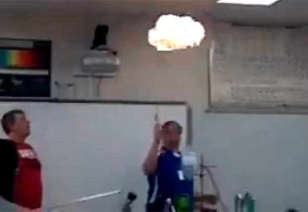 Professor solta bola de fogo na sala e ativa sistema contra incêndio Professorfogo1