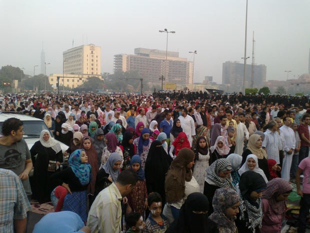 Momento de oração durante protestos na Praça Tahrir, no Cairo (Foto: Aldo Sauda/G1)