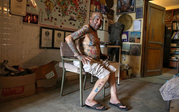 Har Prakash, de 74 anos, tem 366 bandeiras nacionais tatuadas pelo corpo (Foto: Cathal McNaughton/Reuters)