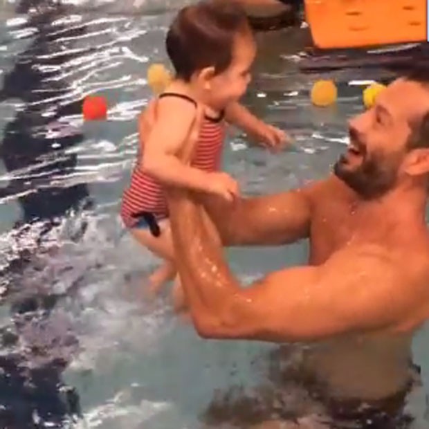 Malvino Salvador e a filha Ayra em piscina (Foto: Instagram/ Reprodução)