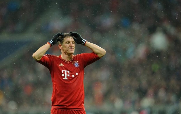 Bastian Schweinsteiger lamenta derrtota do Bayern de Munique (Foto: EFE)