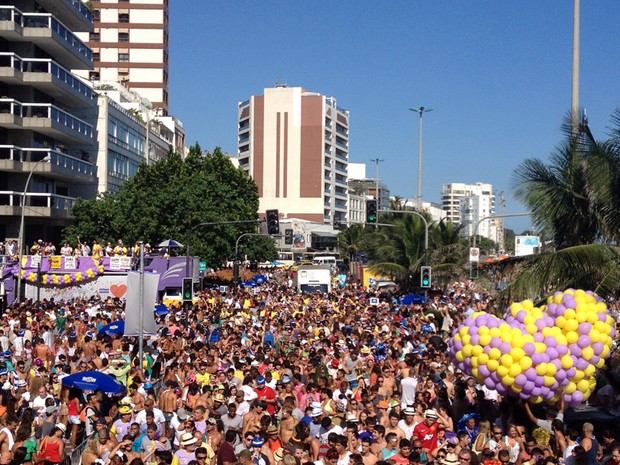 Desfile do Simpatia é Quase Amor reuniu uma multidão na Avenida Vieira Souto, em Ipanema, na tarde deste sábado (2) (Foto: Gabriel Barreira/G1)