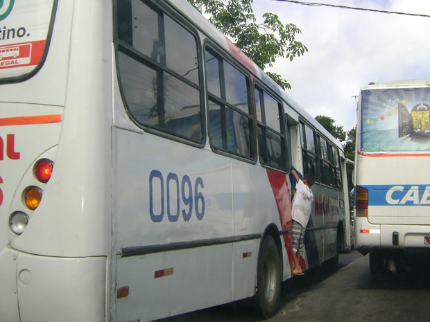 Criança 'pega carona' em ônibus em Campina Grande (Foto: Taiguara Rangel/G1)