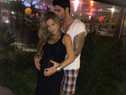 Ex-BBB Adriana, grávida, ganha carinho na barriga de Rodrigão