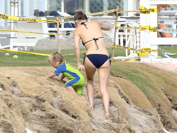 Kate Hudson com o filho Bingham em praia de Malibu, em Los Angeles, nos Estados Unidos (Foto: AKM-GSI Brasil)