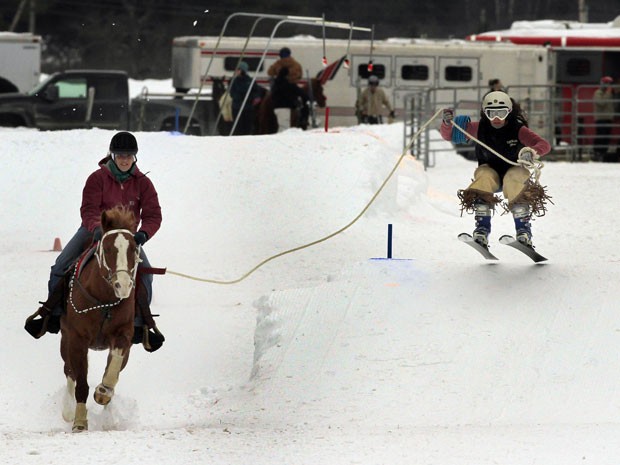 Skijoring, esporte de neve (Foto: AP Photo/Jim Cole)
