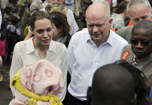 Angelina Jolie e William Hague visitam o Congo (Foto: ApExchange) Angelina Jolie e William Hague visitam o Congo (Foto: ApExchange)